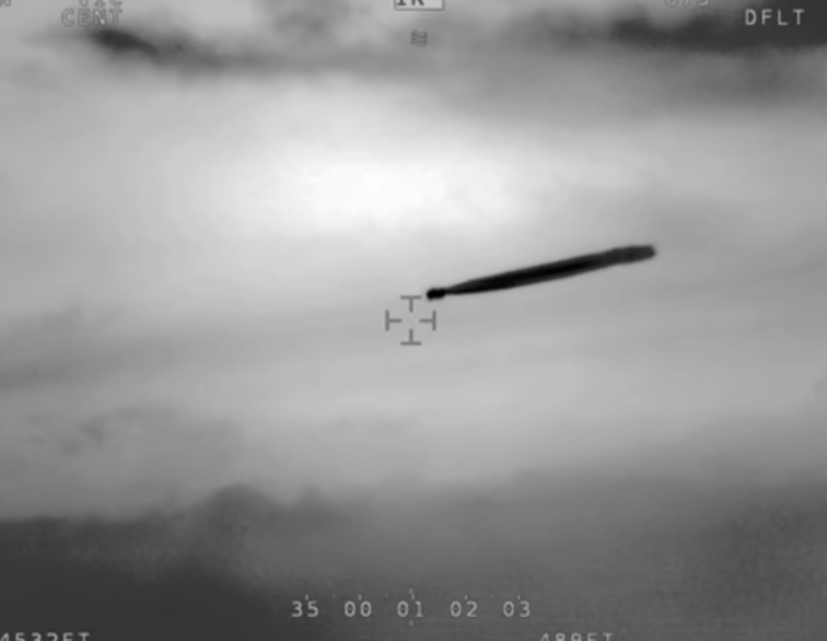 OBSERWACJA Z 1983 ROKU – OBIEKT UFO ZOSTAWIŁ NA NIEBIE WYRAŹNY ŚLAD